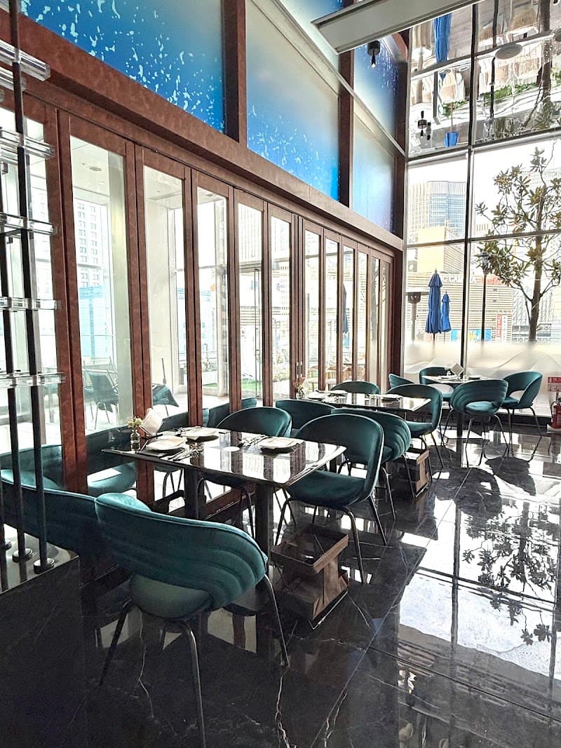 イタリアンビストロ LAPIS BLEU TOKYO 有楽町店の店内・料理の写真 2枚目