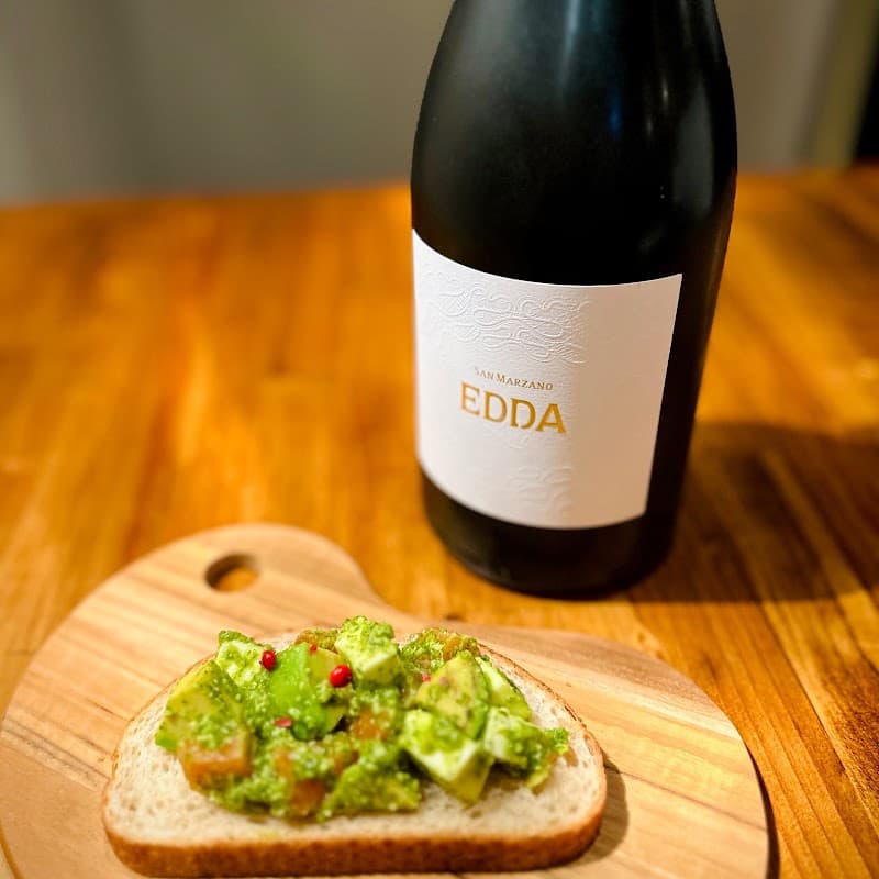 wine and pinchos TOSTAの店内・料理の写真 2枚目