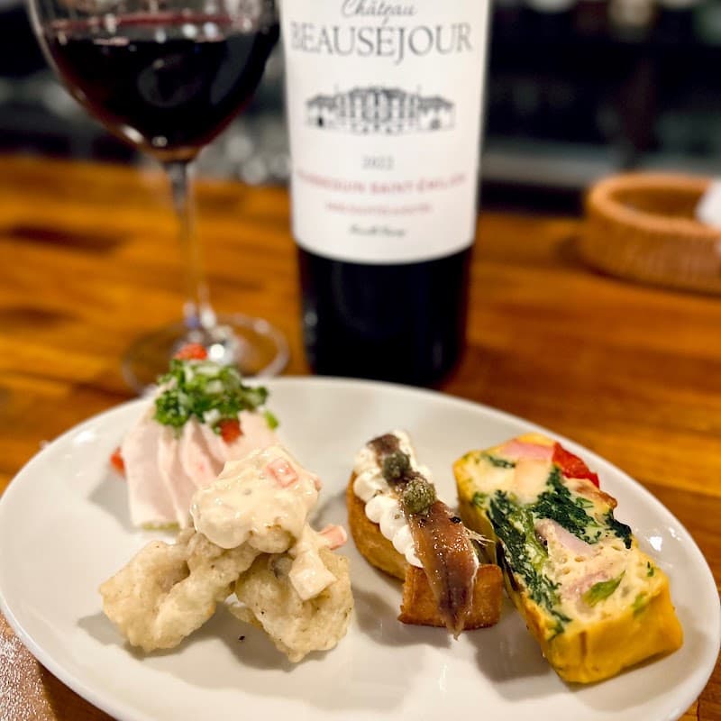 wine and pinchos TOSTAの店内・料理の写真 3枚目