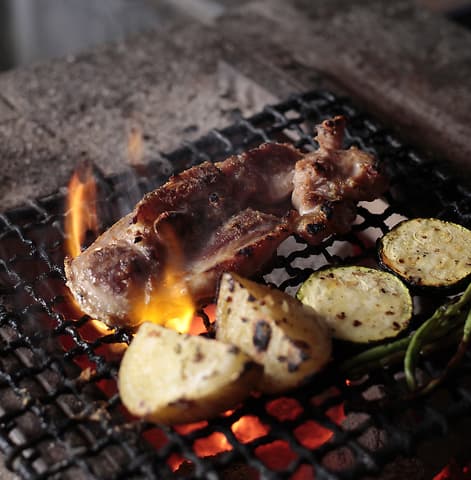すすきのワインバル 炭焼きBAR 倉庫の店内・料理の写真 3枚目