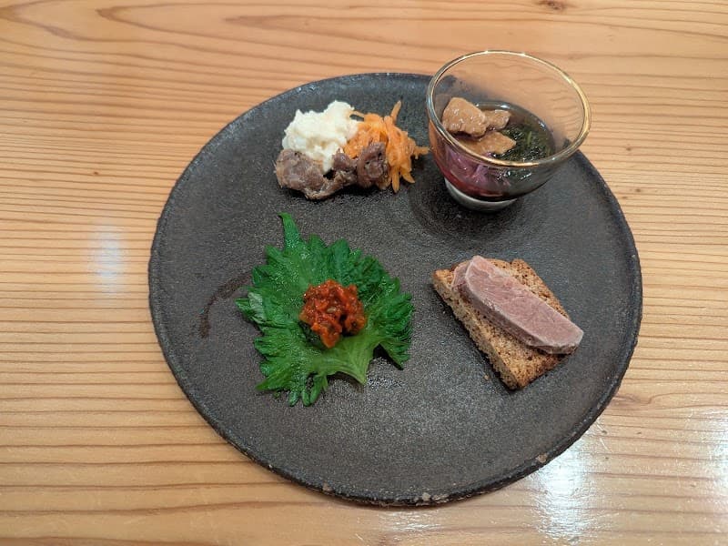 鳥天狗 - 秋田市中通 比内地鶏料理と日本酒と自然派ワインの店内・料理の写真 3枚目
