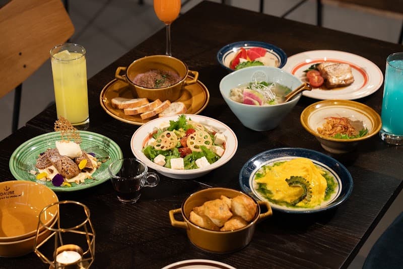 BISTRO CHURA 新宿ビストロ ナチュラルワインの店内・料理の写真 2枚目