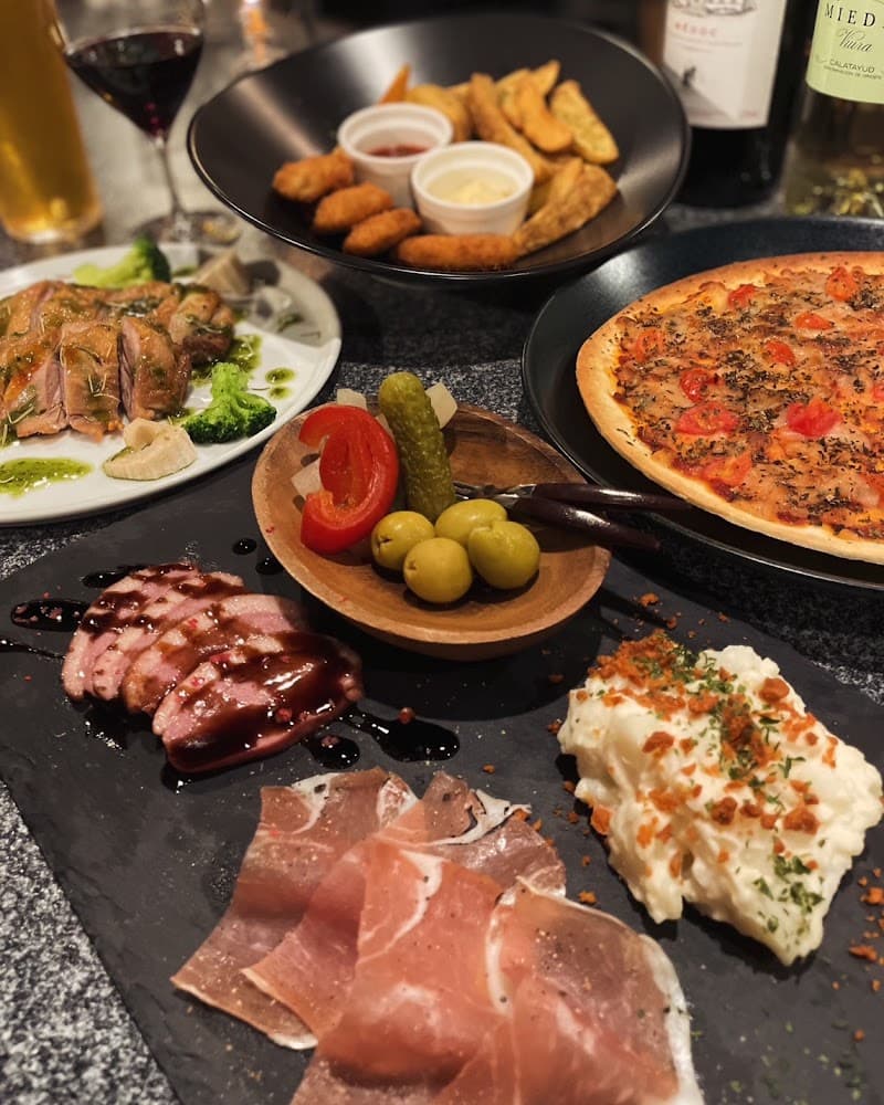 Wine＆Dine BAR 32Ō（サンニーマル）の店内・料理の写真 1枚目