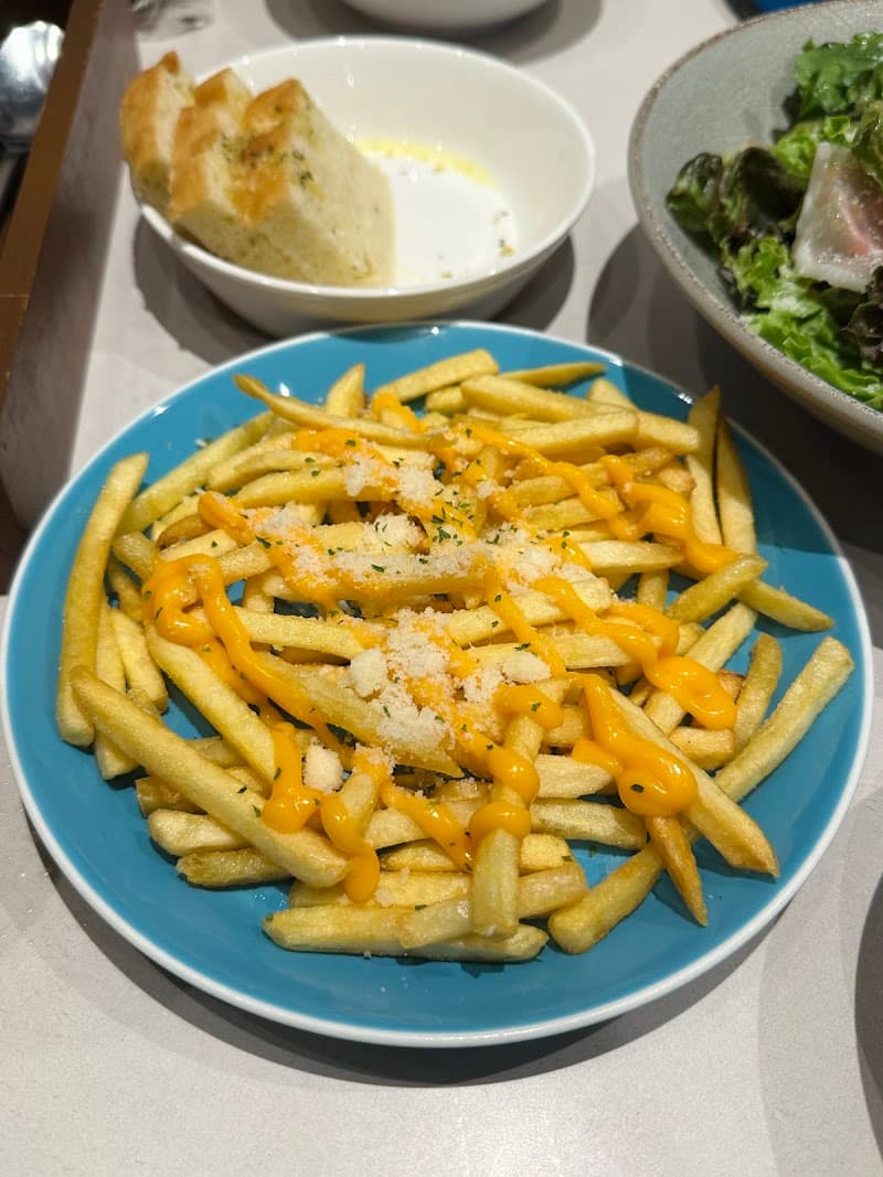 原価ビストロ チーズプラス 西梅田の店内・料理の写真 3枚目