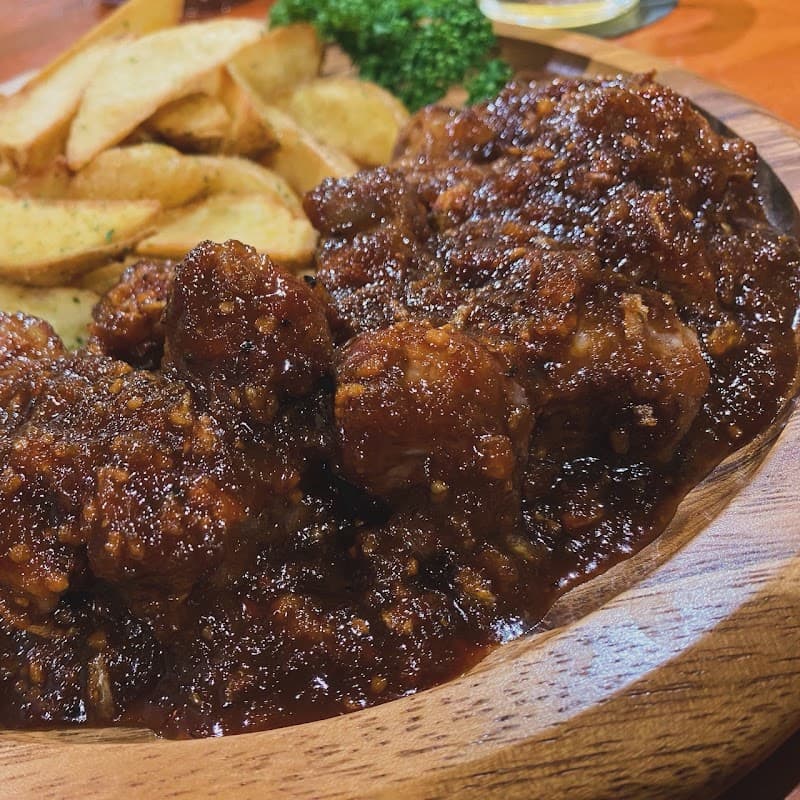 大衆肉ビストロ 和み処まるこげの店内・料理の写真 1枚目
