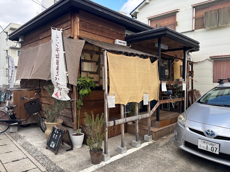 curry hut & petit bistro BAKEの店内・料理の写真 2枚目