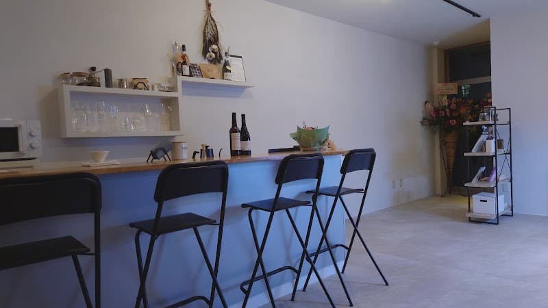 すずきCELLAR/まちのちいさなワインショップの店内・料理の写真 2枚目