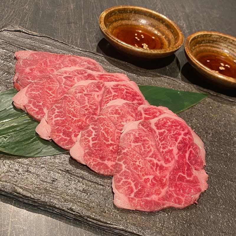 炭火焼肉まる良津本店の店内・料理の写真 2枚目