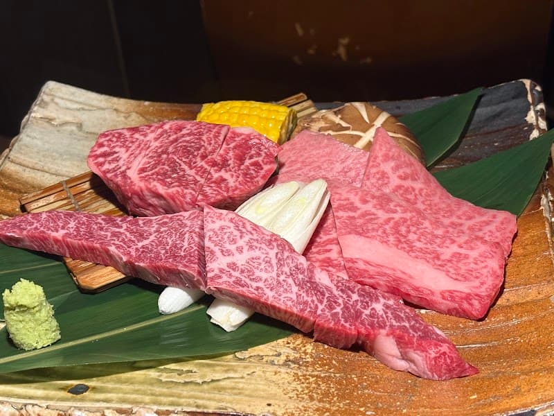 炭火焼肉まる良津本店の店内・料理の写真 3枚目