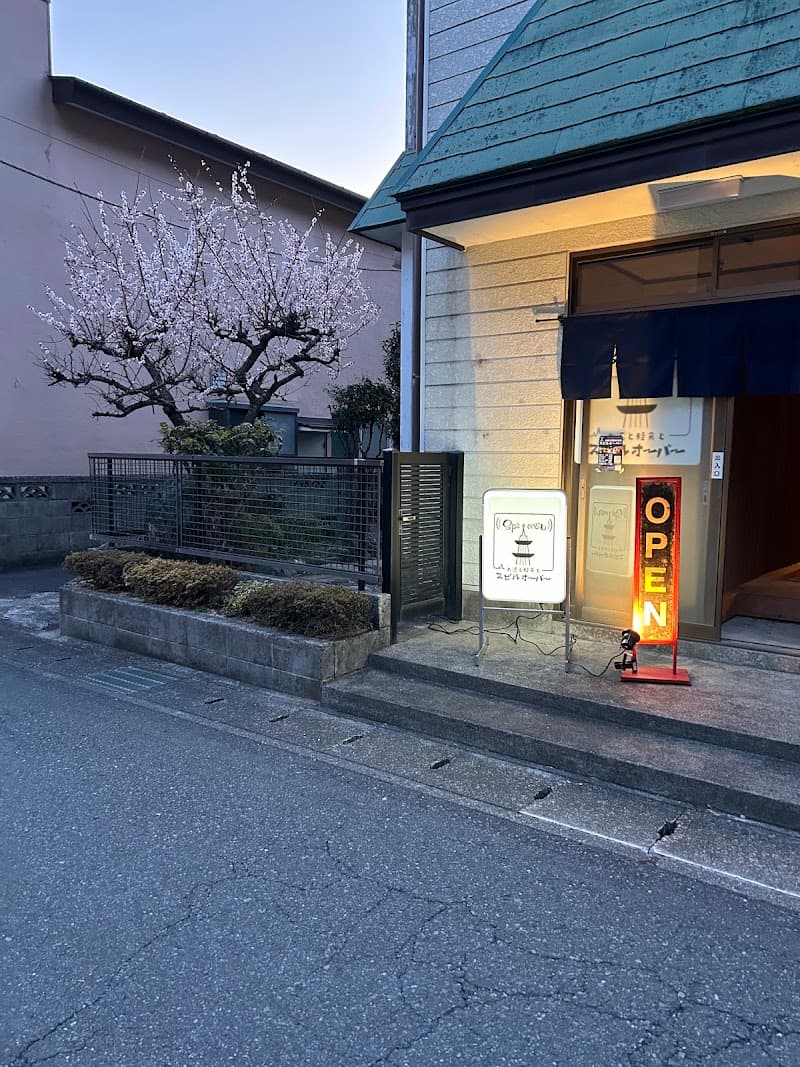お酒と軽食と スピルオーバーの店内・料理の写真 3枚目