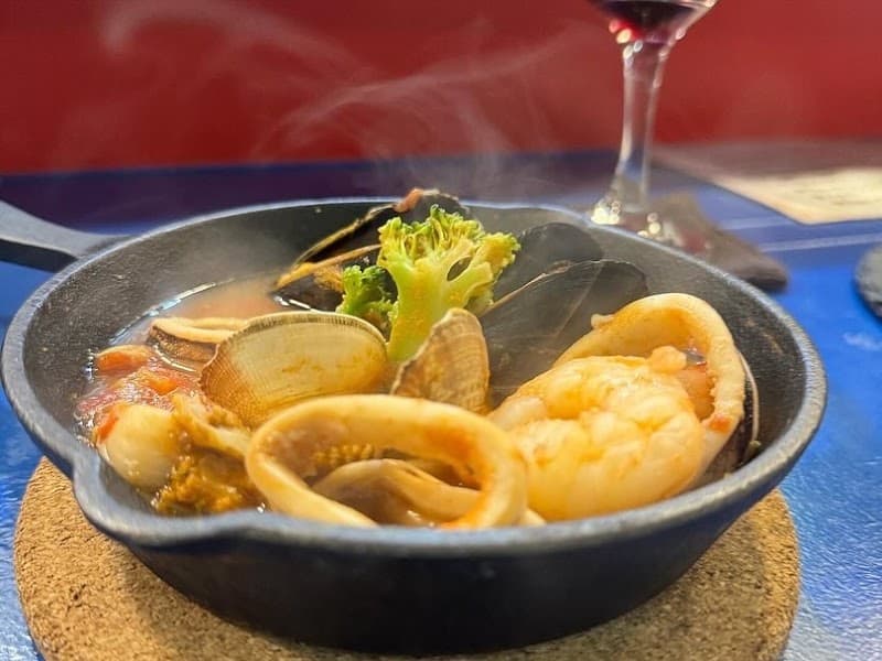 ワインの名に懸けて(立ち飲み・フレンチ・ワインバー)の店内・料理の写真 2枚目