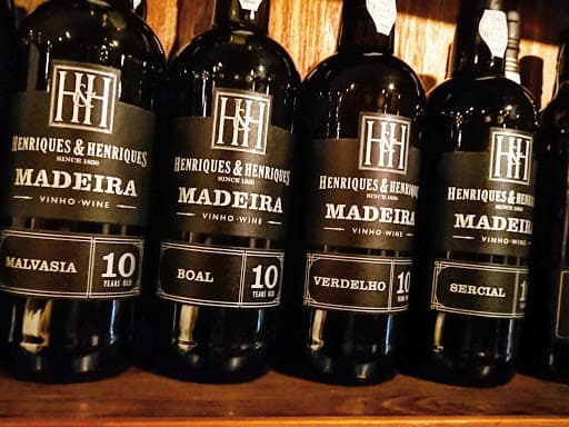 BAR CAVERNA バー カヴェルナの店内・料理の写真 2枚目