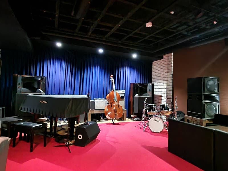 JAZZ BAR FIRST（ジャズバーファースト）の店内・料理の写真 3枚目
