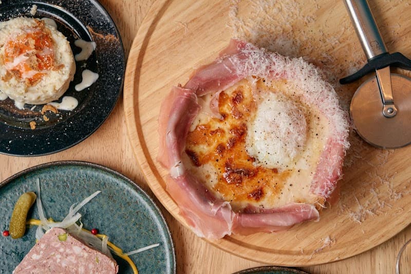 原価ビストロチーズプラス 京橋の店内・料理の写真 2枚目