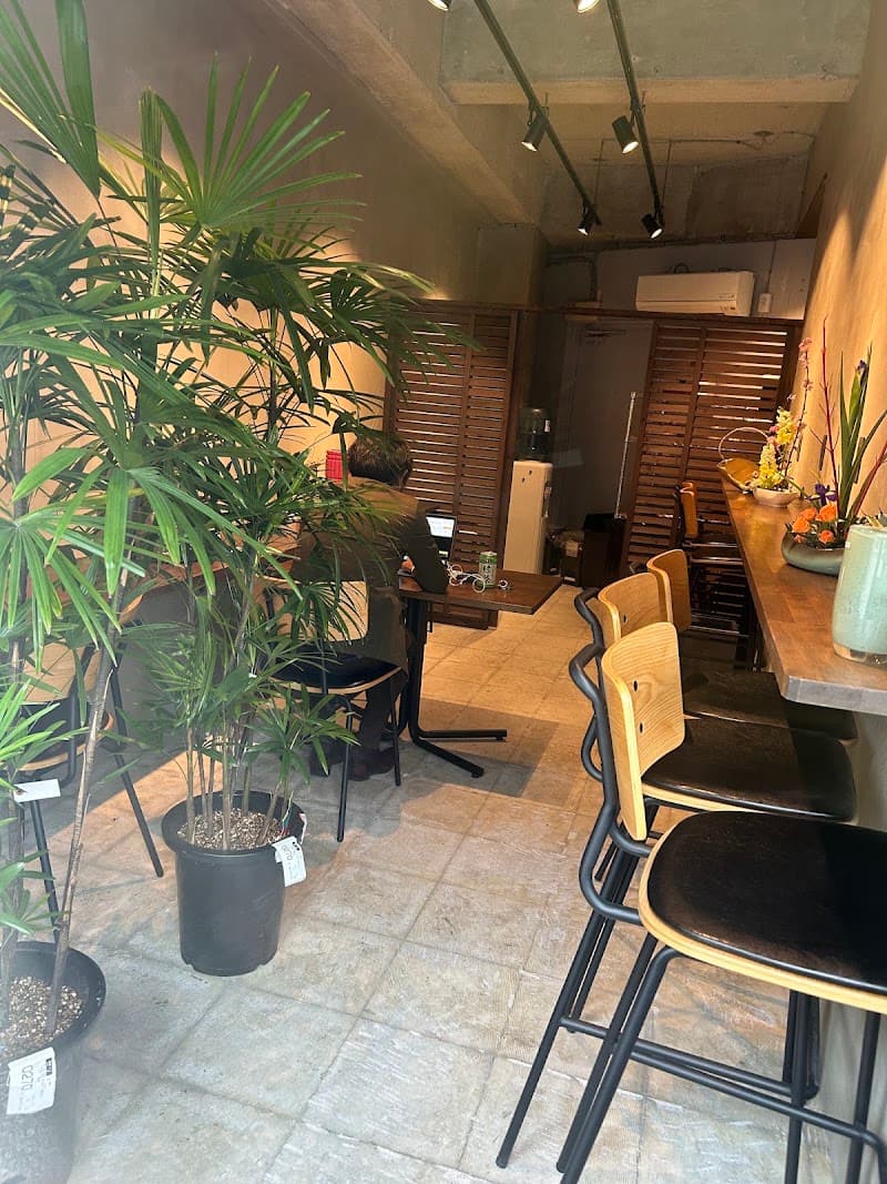 花屋／花教室 breath like a（ブレスライクア）、ナチュラルワインの店内・料理の写真 3枚目