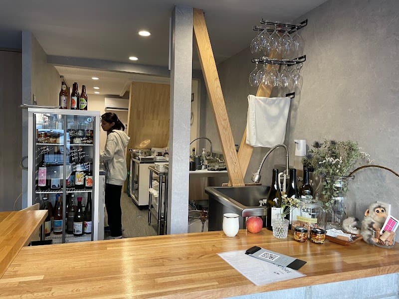 THE BOTTLE STORE