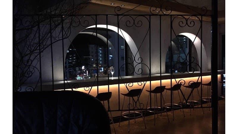 チーズケーキとワイン BAR LUX (バー ルクス)