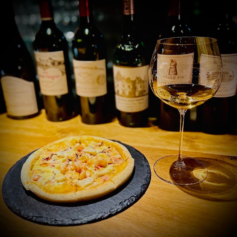 チーズケーキとワイン BAR LUX （バー ルクス）の店内・料理の写真 2枚目