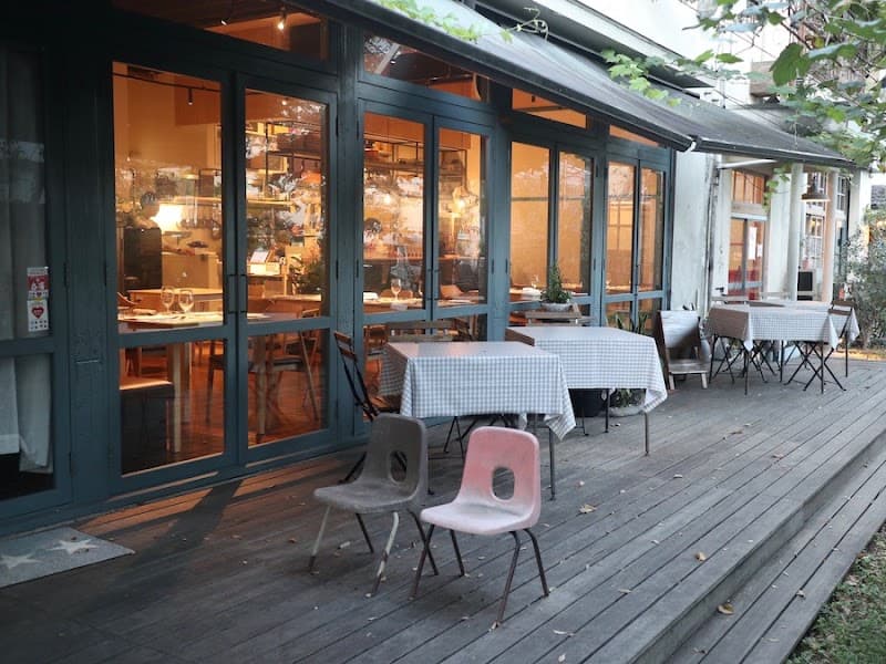 chez petit chat noir
