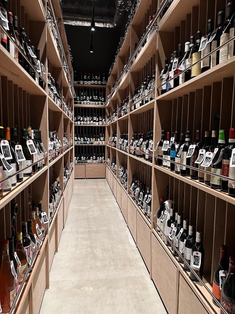 ワインショップ I.N.U.wines（アイエヌユーワインズ）｜福岡・今泉のナチュラルワイン専門店の店内・料理の写真 2枚目