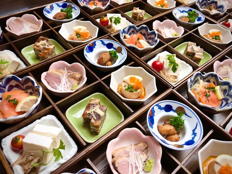 十和田はつ花 蕎麦&ワイン居酒屋の店内・料理の写真 2枚目
