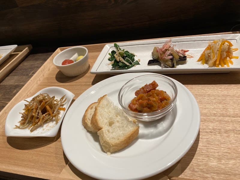 IROIRO ワインとおばんざいの店内・料理の写真 2枚目