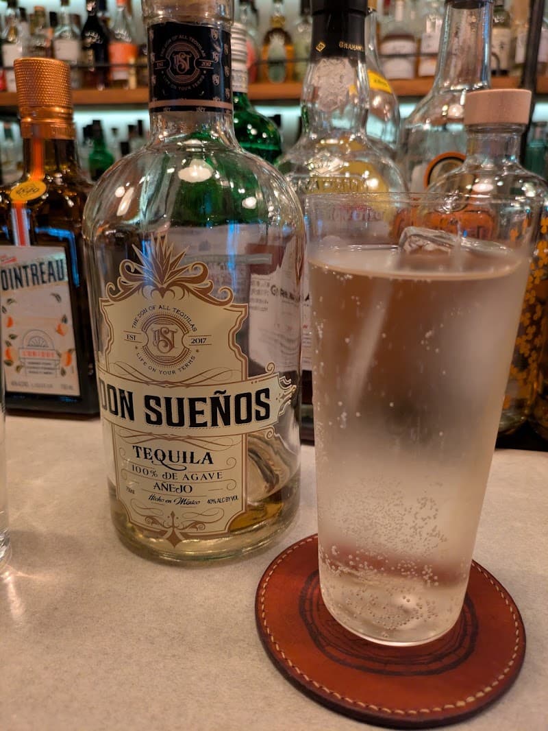 角打ち試飲ができるBAR NEIGHBOR（バーネイバー）の店内・料理の写真 2枚目