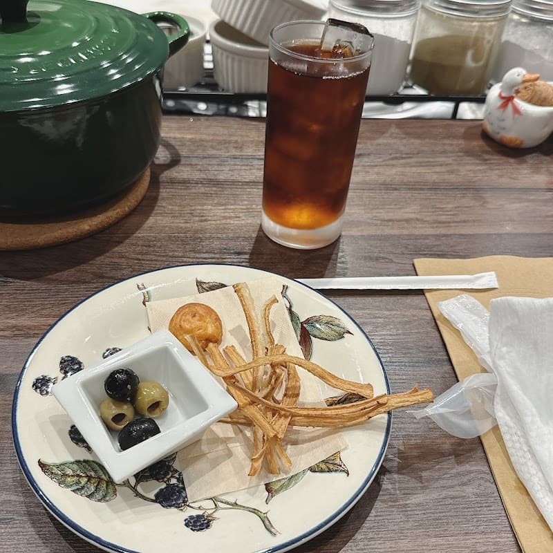 Au lapin agile(オ ラパン アジル)の店内・料理の写真 3枚目