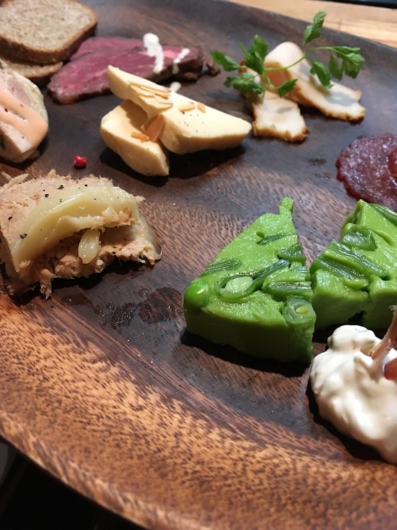 おにくとワイン。フィガロの店内・料理の写真 2枚目