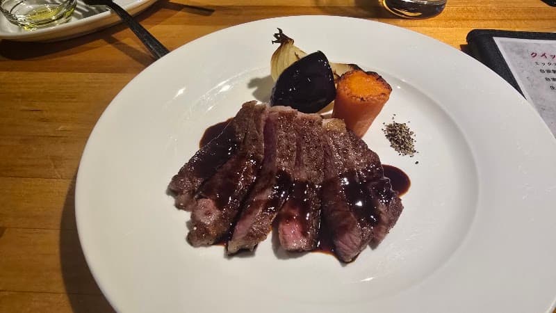 おにくとワイン。フィガロの店内・料理の写真 3枚目