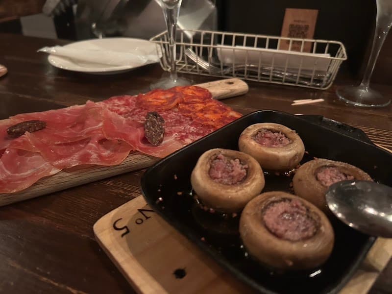 シャンパンバル ヌメロサンクの店内・料理の写真 3枚目