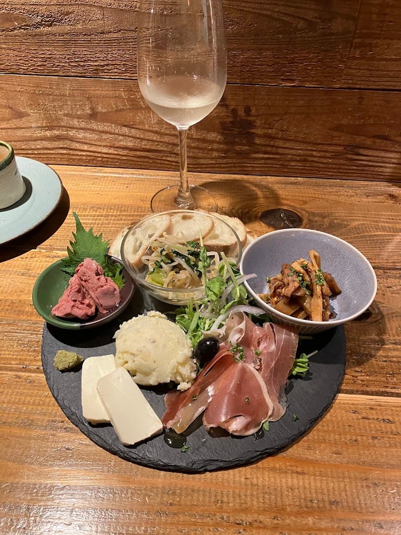 ワイン酒場 HACHI+の店内・料理の写真 2枚目