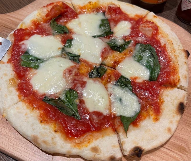 スポーツバー×琉球＆イタリアンバル F．B（エフビー）の店内・料理の写真 3枚目