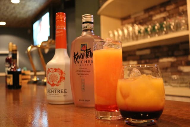 casual bar r(カジュアルバー アール)の店内・料理の写真 2枚目