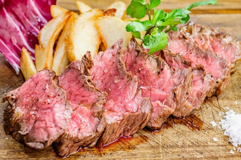 大衆肉ビストロ Ｍｅａｔ ＵＲＡＮＯの店内・料理の写真 2枚目