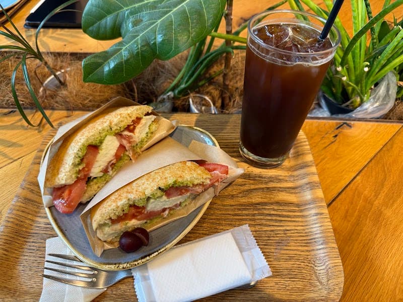 ヤホ コーヒーロースター & ワインバーの店内・料理の写真 2枚目