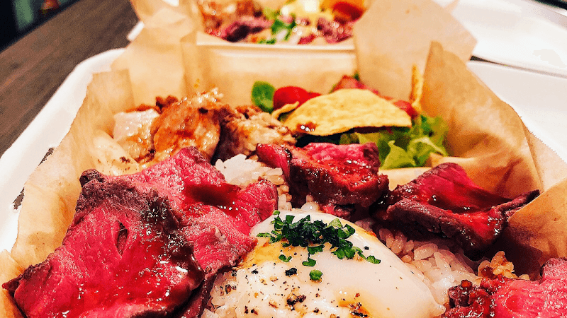 Vinon Winestand&Deli【ロゼワインと肉とカリーの店】の店内・料理の写真 2枚目