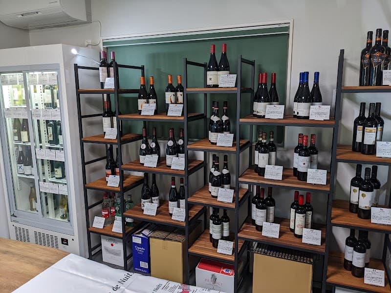 Wine shop & bar Viticult