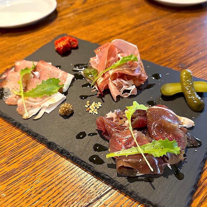 ワインとおつまみ APÉRO(アペロ)の店内・料理の写真 2枚目