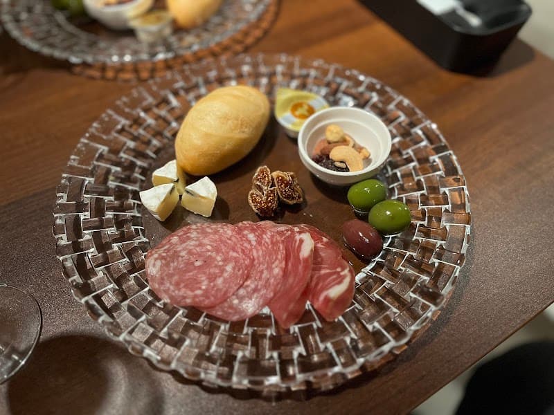 Jazz Cover Art Gallery, Jazz Listening Cafe and Jazz Wine Bar PARAGONIANの店内・料理の写真 2枚目