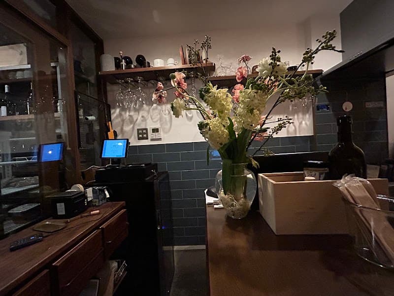 slowcave wineshop&stand スロウカーヴの店内・料理の写真 3枚目