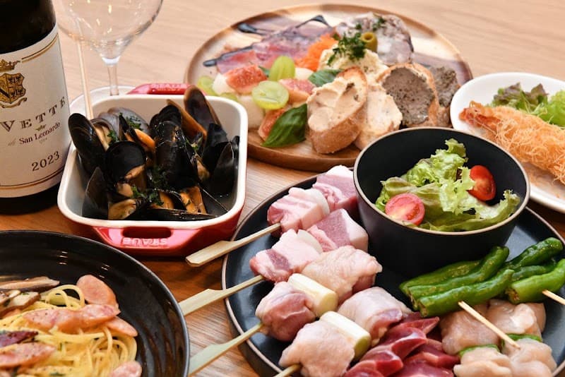 焼き鳥とワイン トリップの店内・料理の写真 3枚目