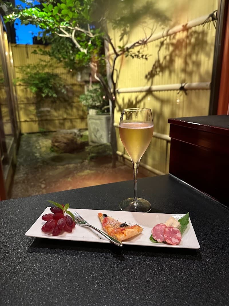 BAR 数登美（かずとみ）にし茶屋街の店内・料理の写真 2枚目