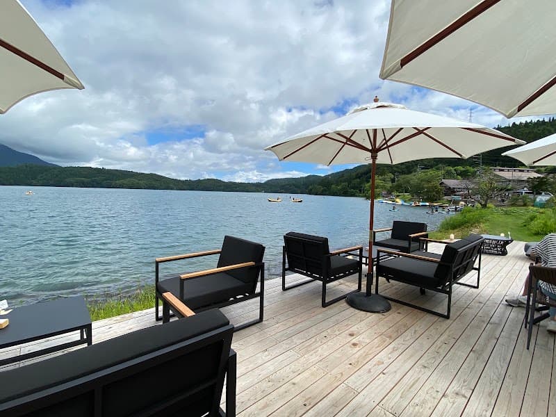 ao LAKESIDE CAFE