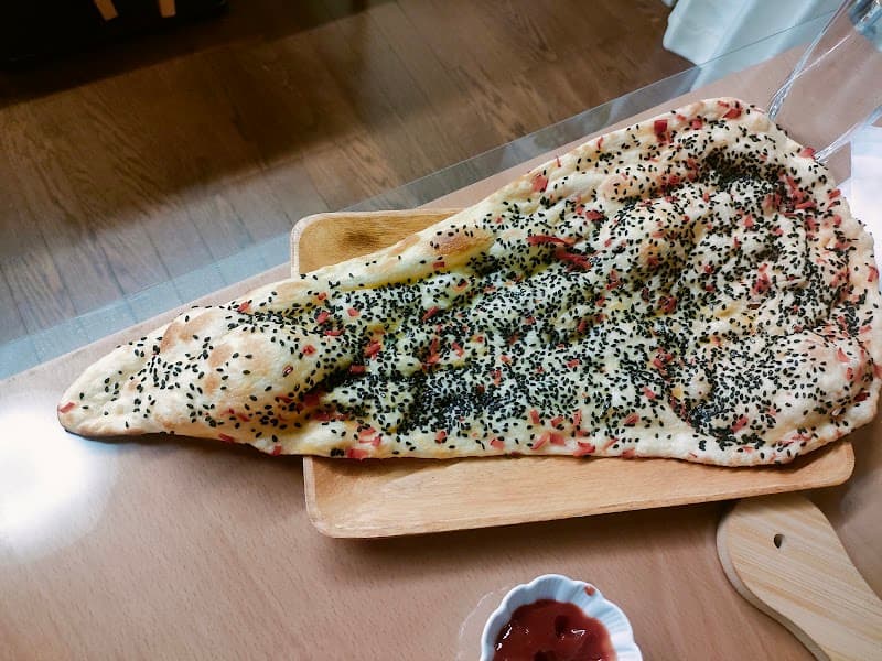 ロイヤルビストロ, ハラールフードとシーシャコーナーの店内・料理の写真 2枚目