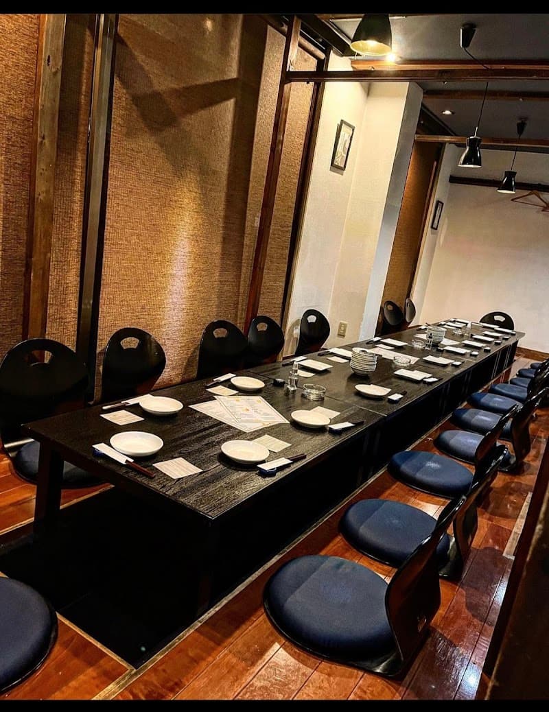 熟成肉とチーズのワイン酒場 海豚の店内・料理の写真 1枚目