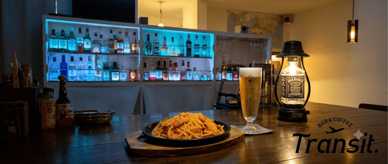 Bar&Coffee Transit. （ﾊﾞｰｱﾝﾄﾞｺｰﾋｰ ﾄﾗﾝｼﾞｯﾄ)南熊本のカウンターバーの店内・料理の写真 2枚目