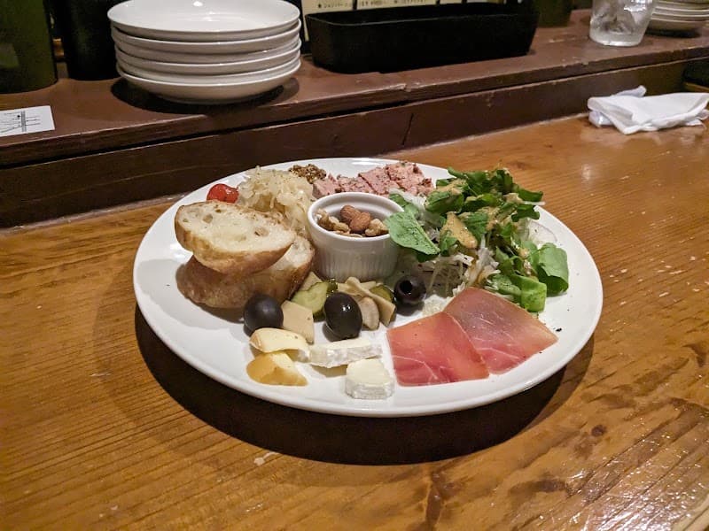 ワイン酒場カヴァロの店内・料理の写真 1枚目