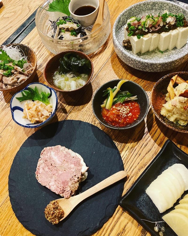 山ん(やまん) ジビエ×ヴァンナチュール×酒の店内・料理の写真 2枚目