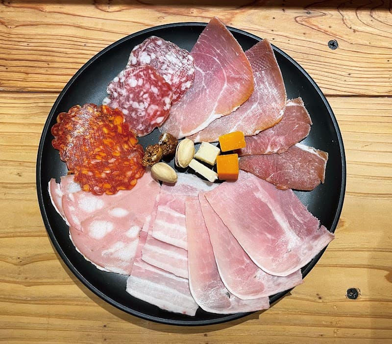 BOTTLE SHARE BARの店内・料理の写真 2枚目